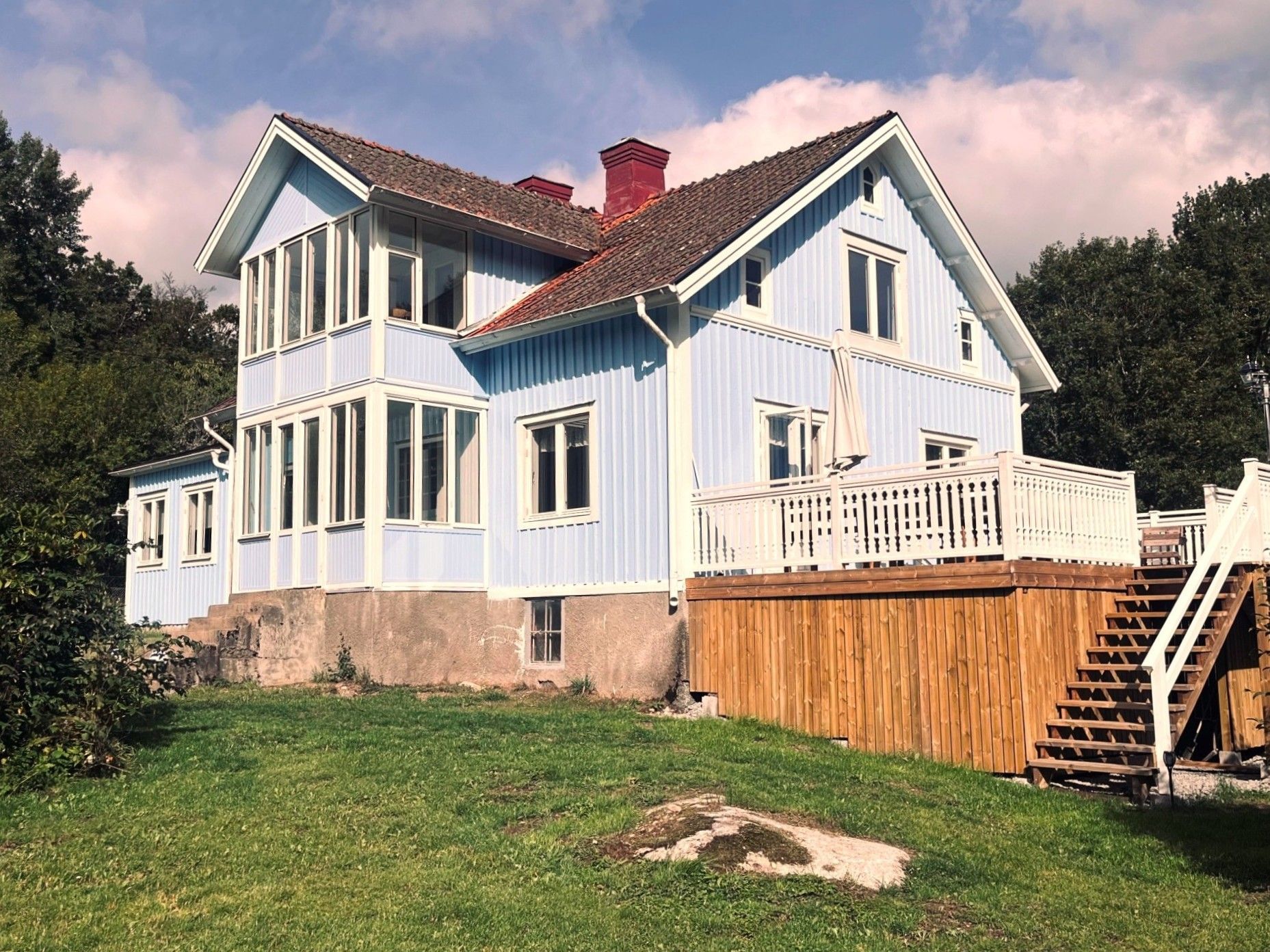 Familjevänligt rymligt hus vid sjö och skog.