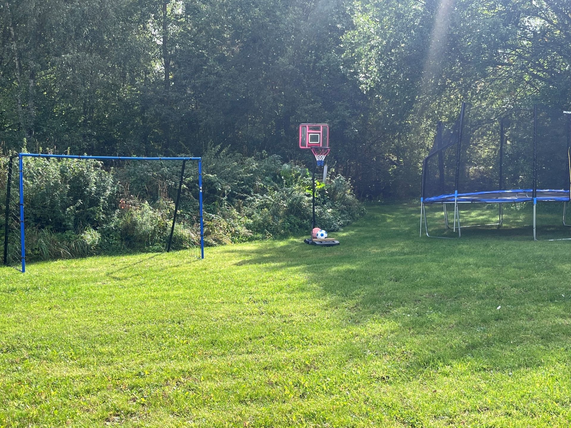 Familjevänligt rymligt hus vid sjö och skog. – bild 24 av 24