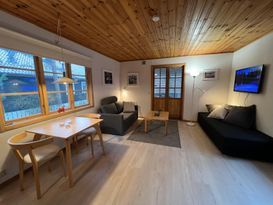 Mindre stuga nära hav, pool, brygga och skog