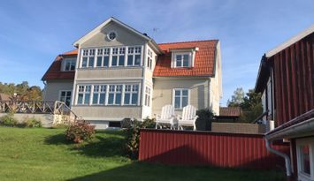 Stort hus vid vattnet i Sigtuna