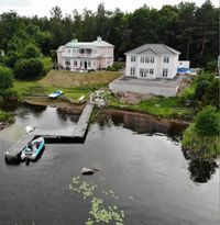 Stort bekvämt hus med sjötomt och egen strand