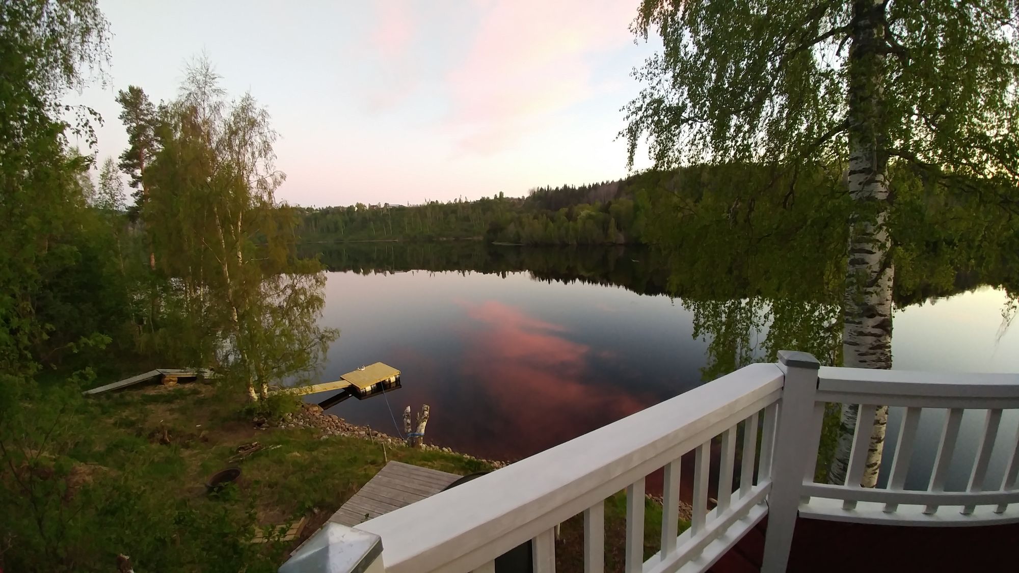 Hus vid Ångermanälvens strand – bild 2 av 14