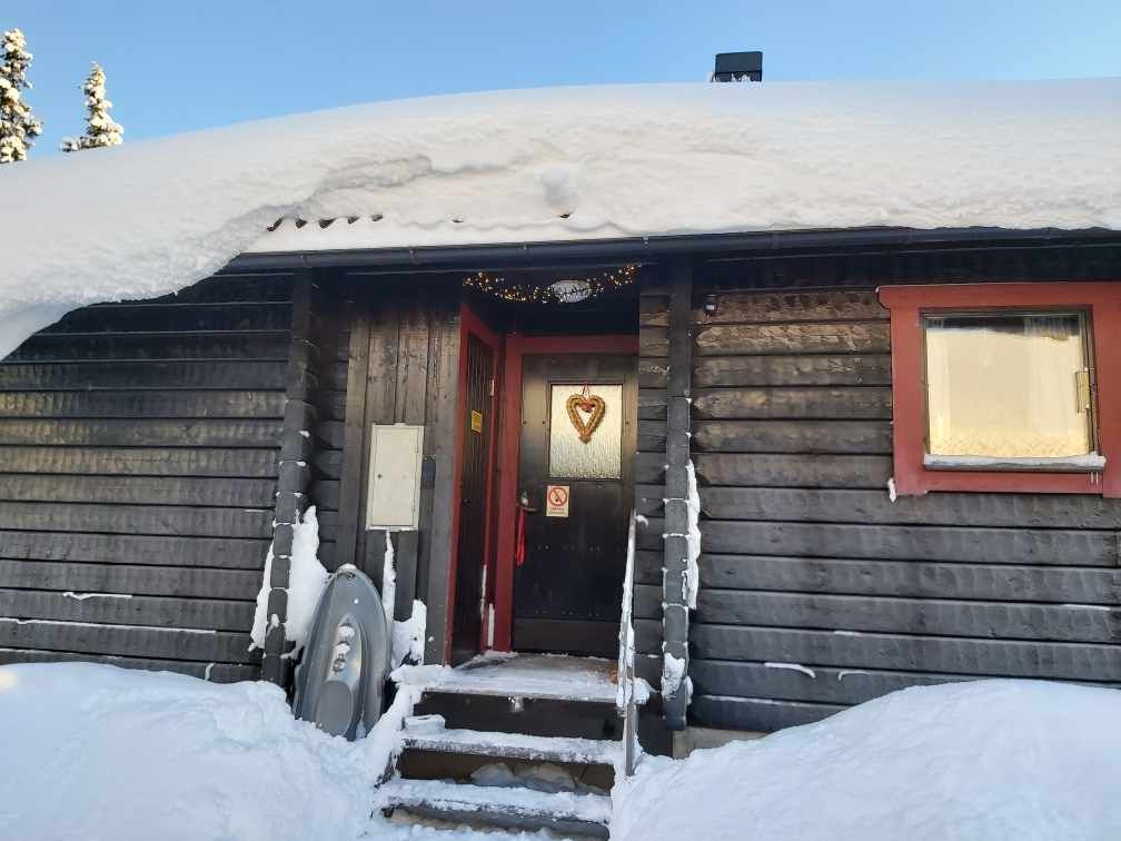 Hemtrevlig stuga på Högfjället med ski in/ski out – bild 2 av 24