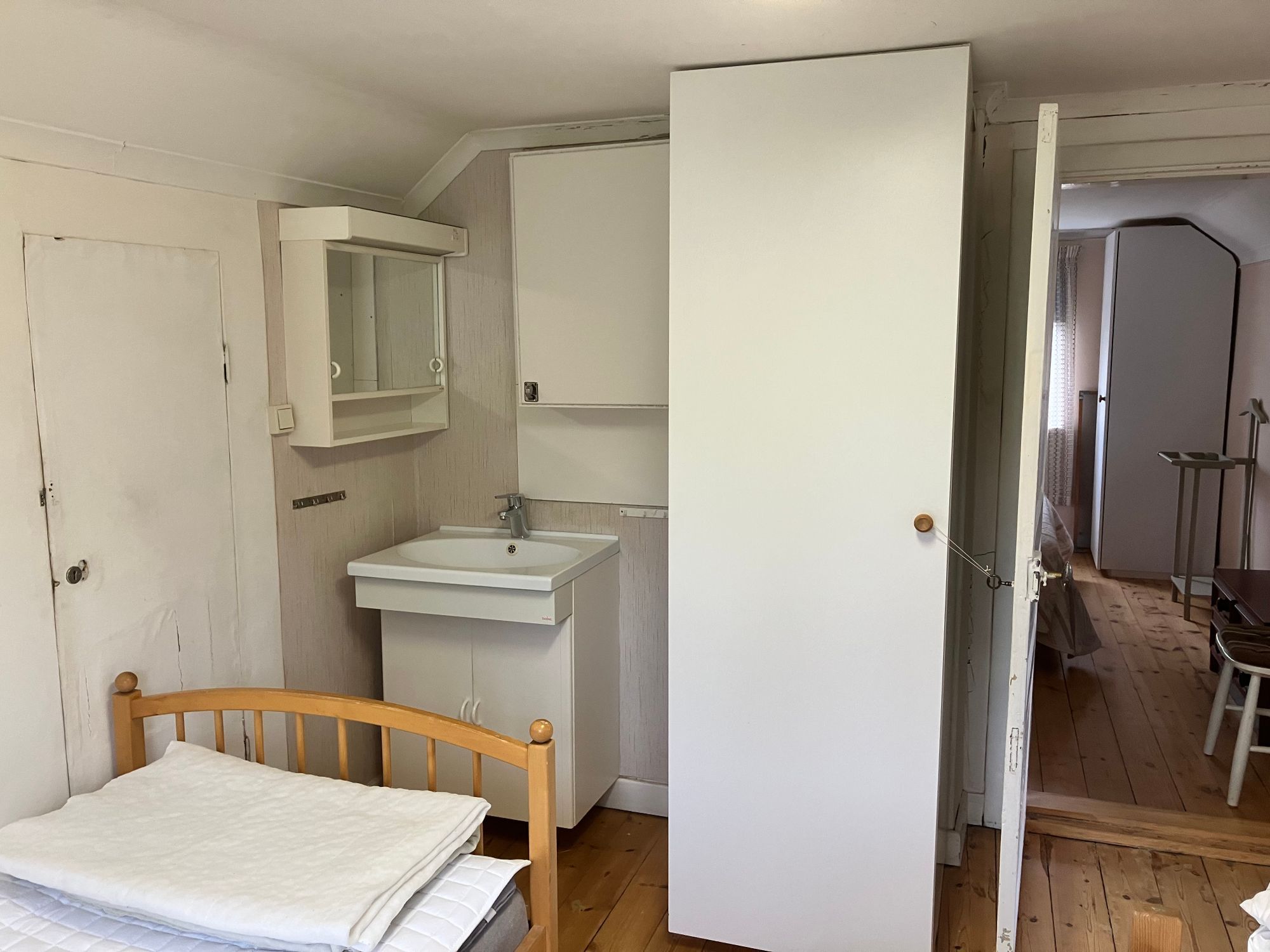 Stuga med egen badstrand, brygga, roddbåt o kanot. – bild 12 av 16