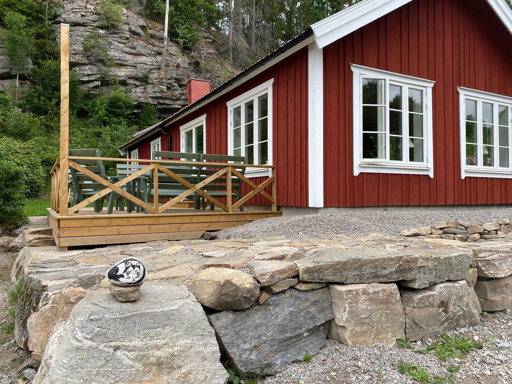 Mysig avsides stuga med närhet till sjö i Bohuslän – bild 23 av 24