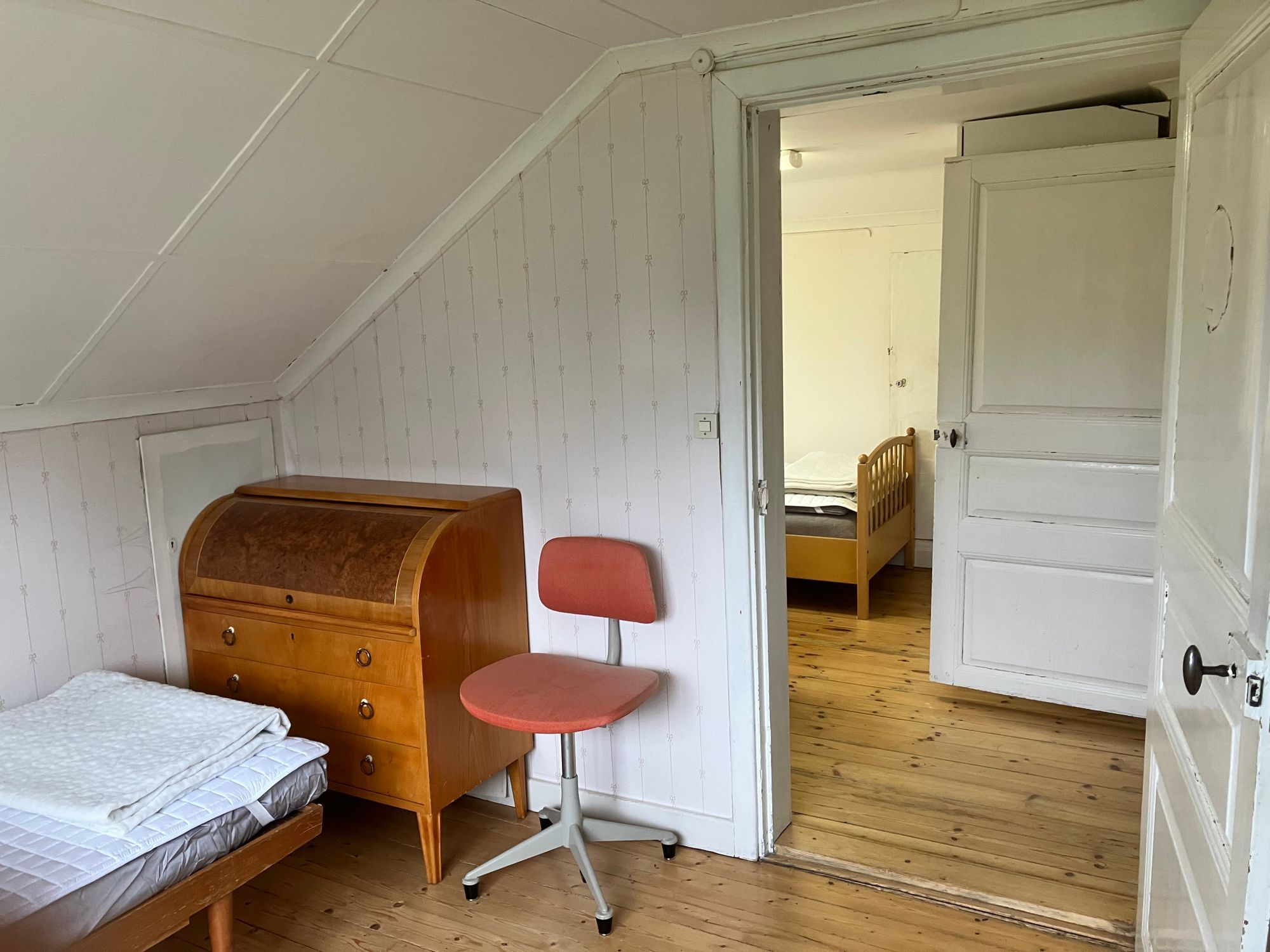 Stuga med egen badstrand, brygga, roddbåt o kanot. – bild 11 av 16