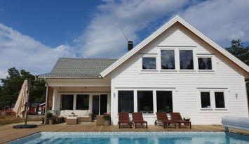 Nybyggt hus med pool i naturskönt område