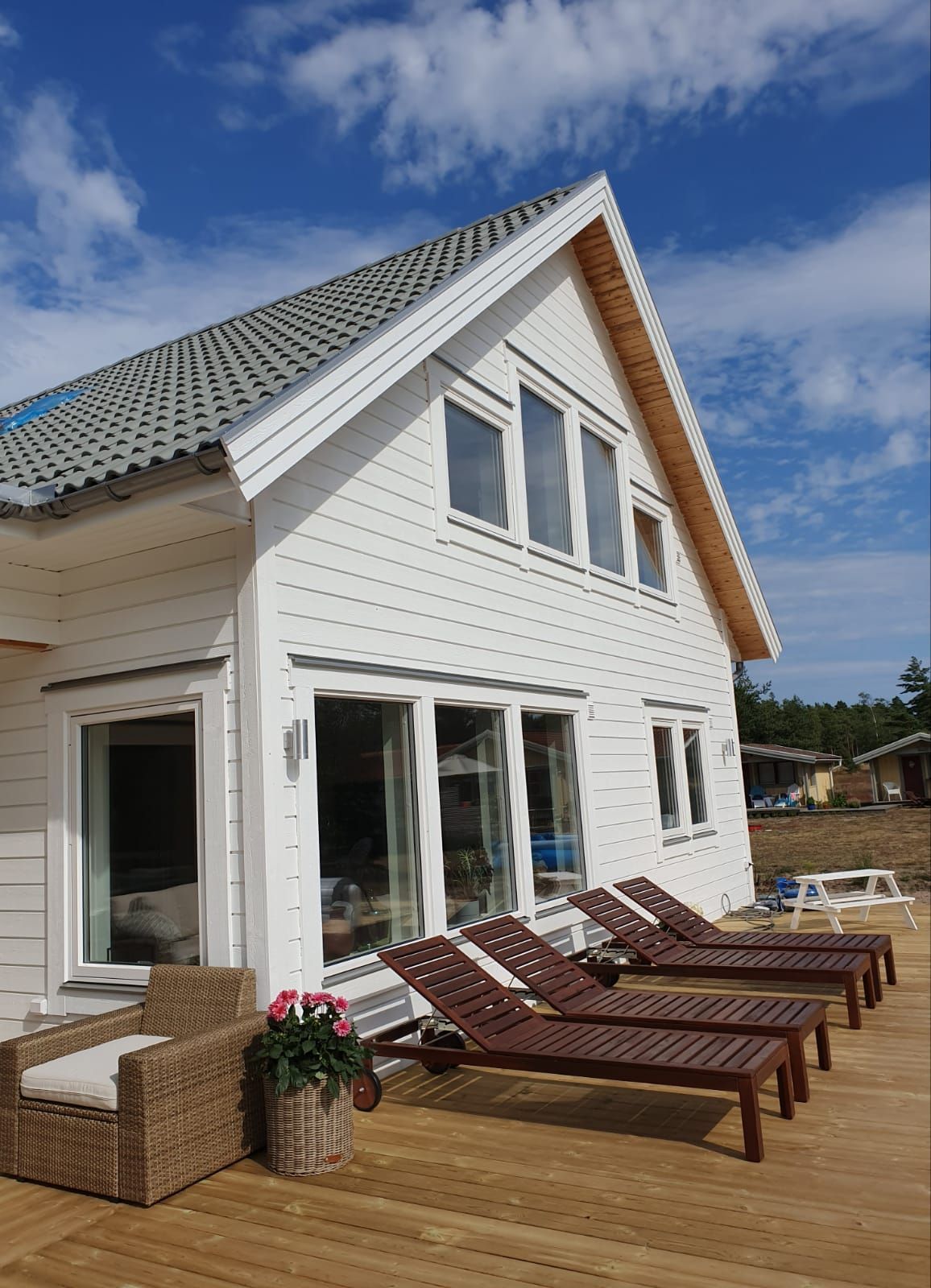 Nybyggt hus med pool i naturskönt område – bild 3 av 24