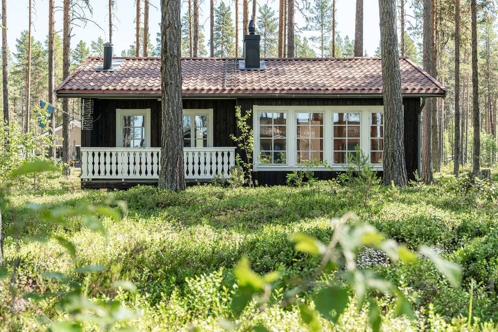 Rymlig 4p stuga med öppen spis i badort