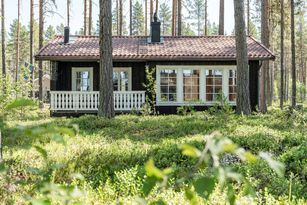 Rymlig 4p stuga med öppen spis i badort