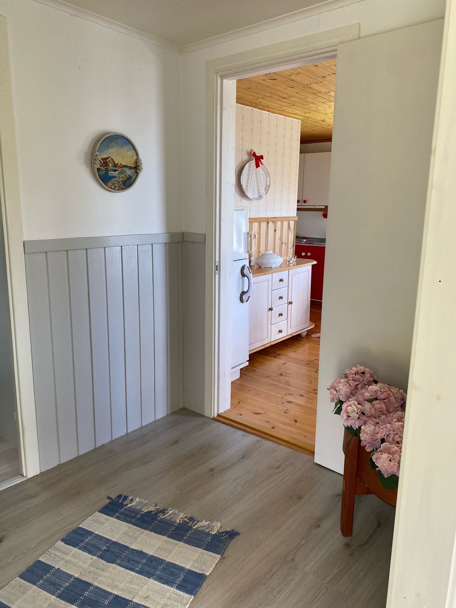 Stuga med fantastiskt läge vid havet i Stocka – bild 10 av 14