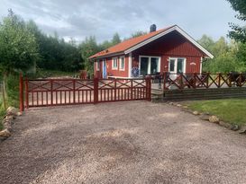 Litet hus i fina Vattnäs utanför Mora