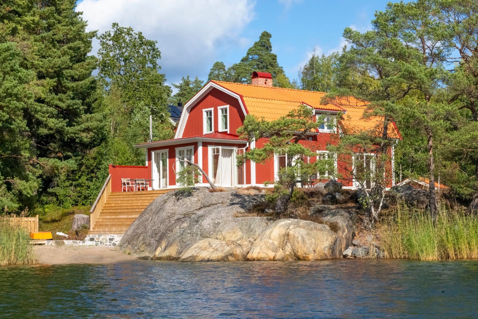 Nybyggt skärgårdshus, privat brygga och sandstrand – bild 2 av 24