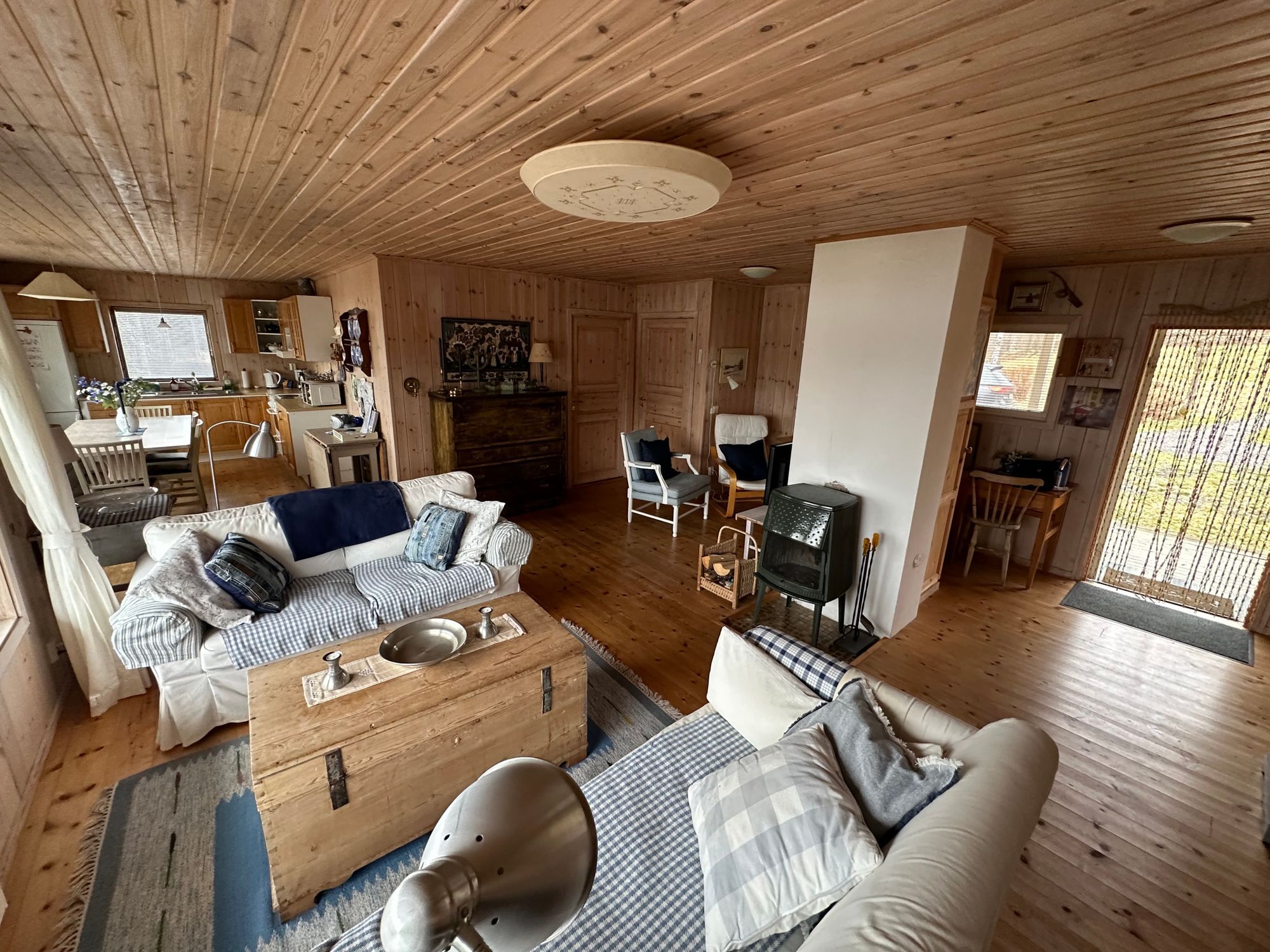 Typical Swedish cottage with stuga overlook a lake – bild 9 av 24