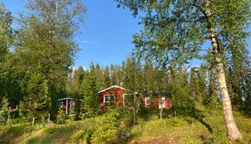 Ombonad stuga vid spår och sjö i Harsa