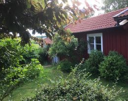 Freiliegendes Gästehaus mit Meeresblick.