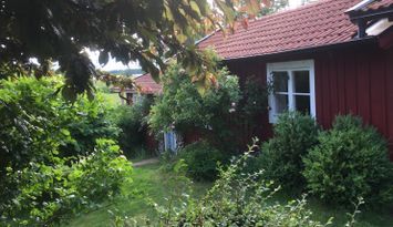 Friliggande gäststuga med havsutsikt.