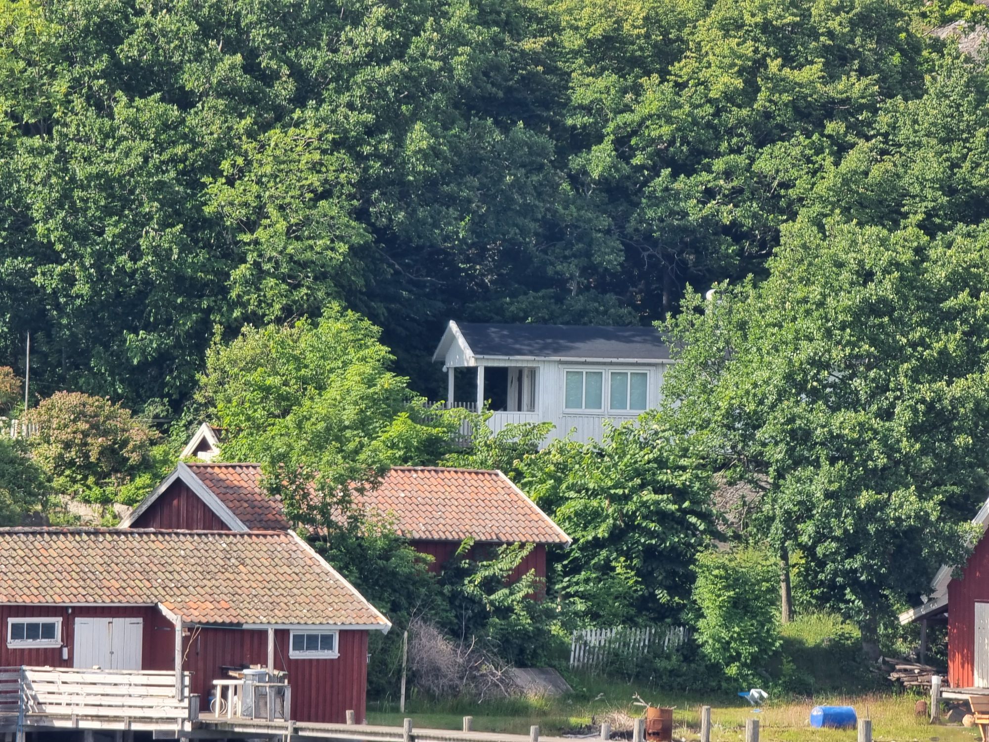 Mysig stuga på Nordkoster med utsikt över sundet
