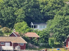 Mysig stuga på Nordkoster med utsikt över sundet