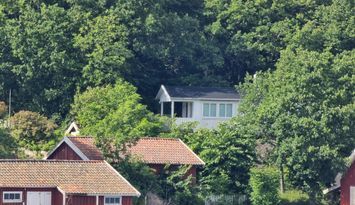 Mysig stuga på Nordkoster med utsikt över sundet