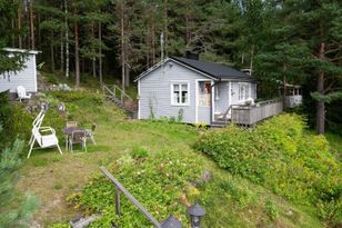 Charmig sommarstuga med altandäck och sjöutsikt