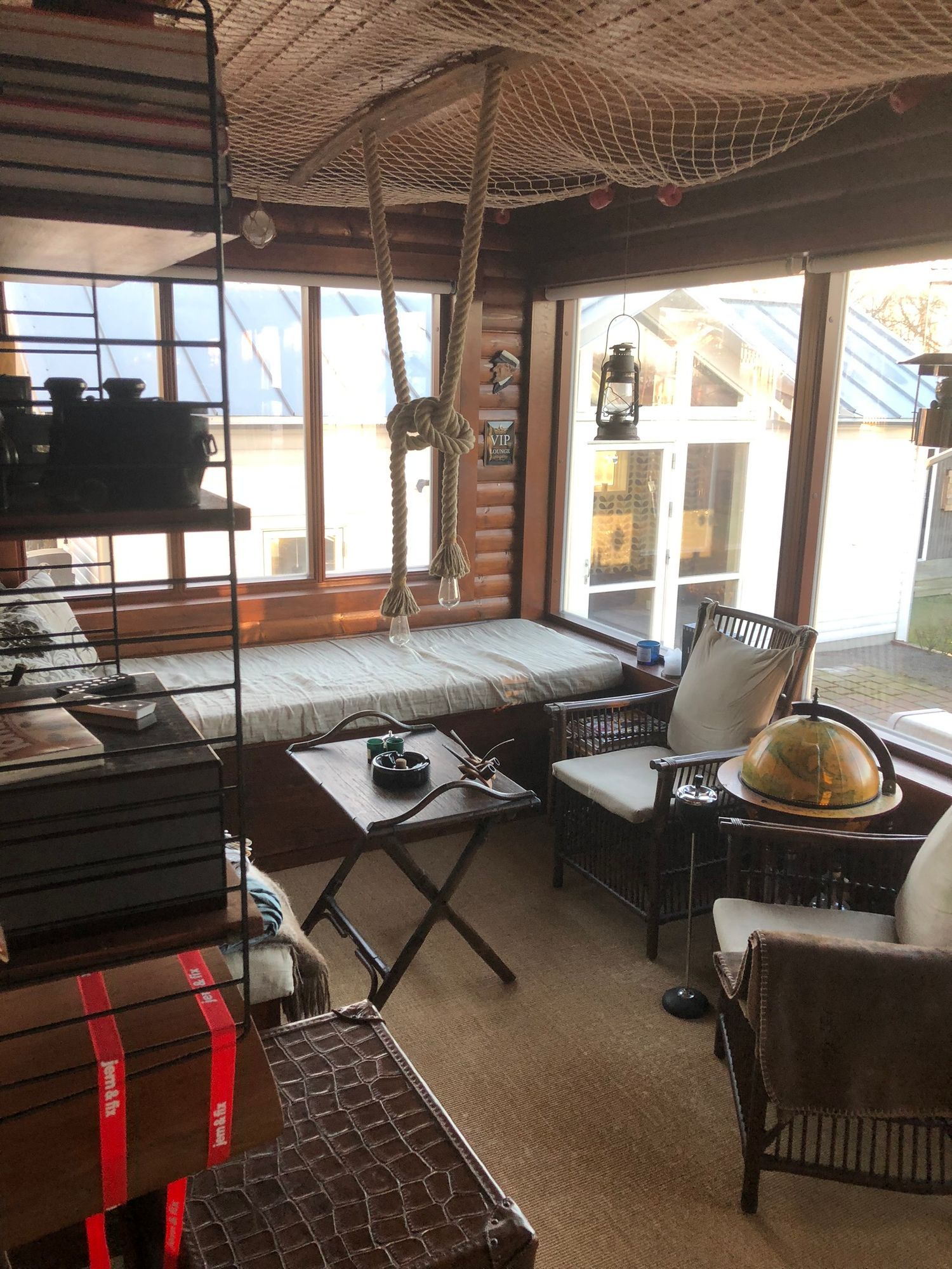 Stort strandnära sommarhus med härlig trädgård – bild 18 av 24