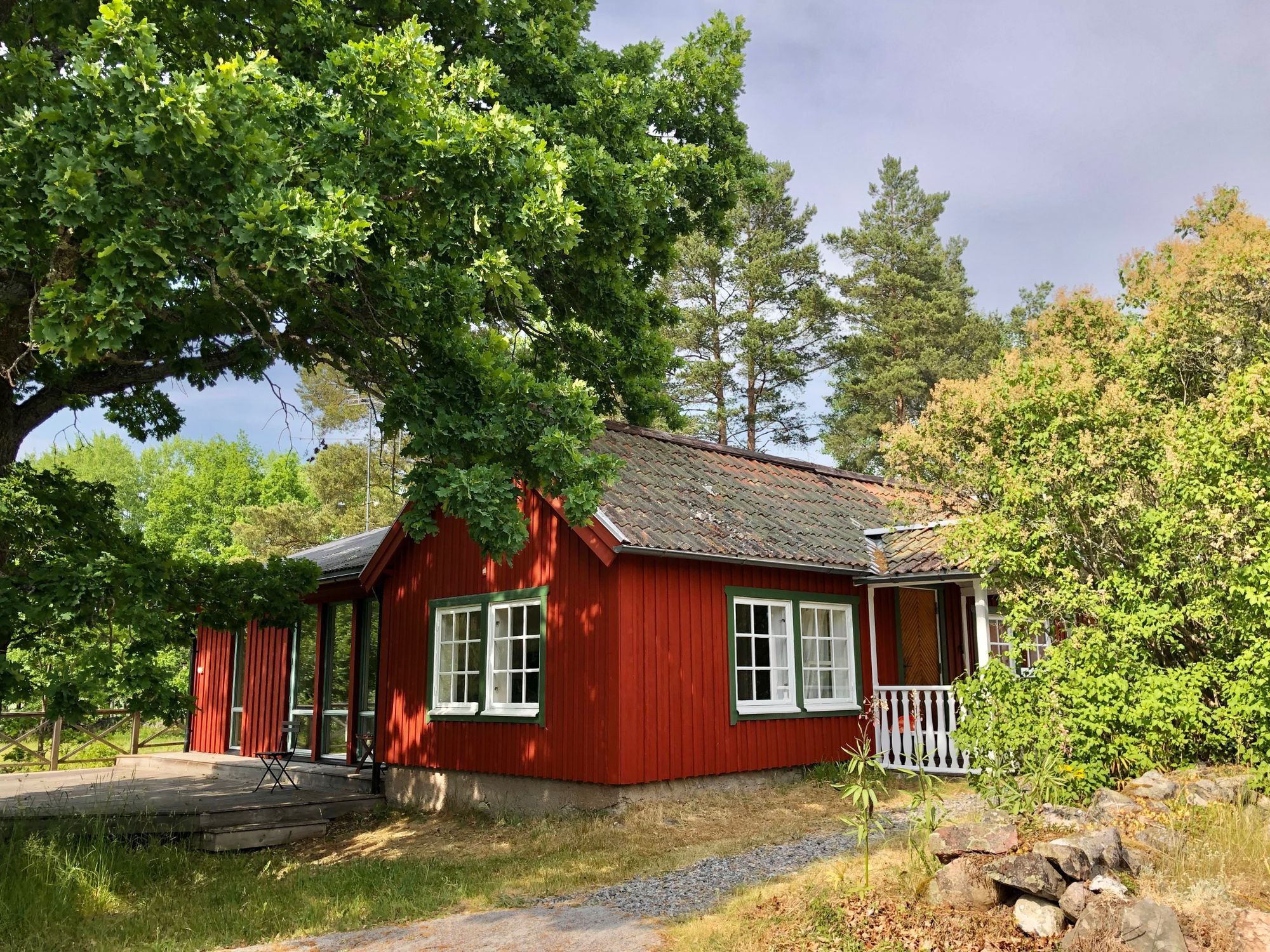 Fin stuga på landet, ändå nära till aktiviteter.
