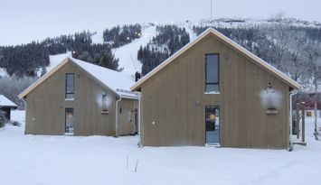Neu gebaute Berghäuser in der Nähe des Skilifts