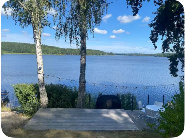 Mysig stuga vid en sjö med egen brygga – bild 7 av 18