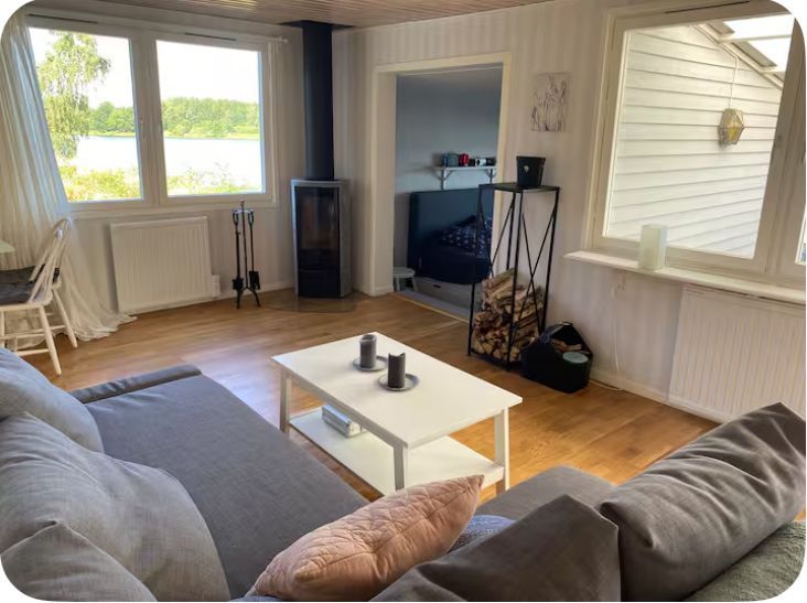 Mysig stuga vid en sjö med egen brygga – bild 4 av 18