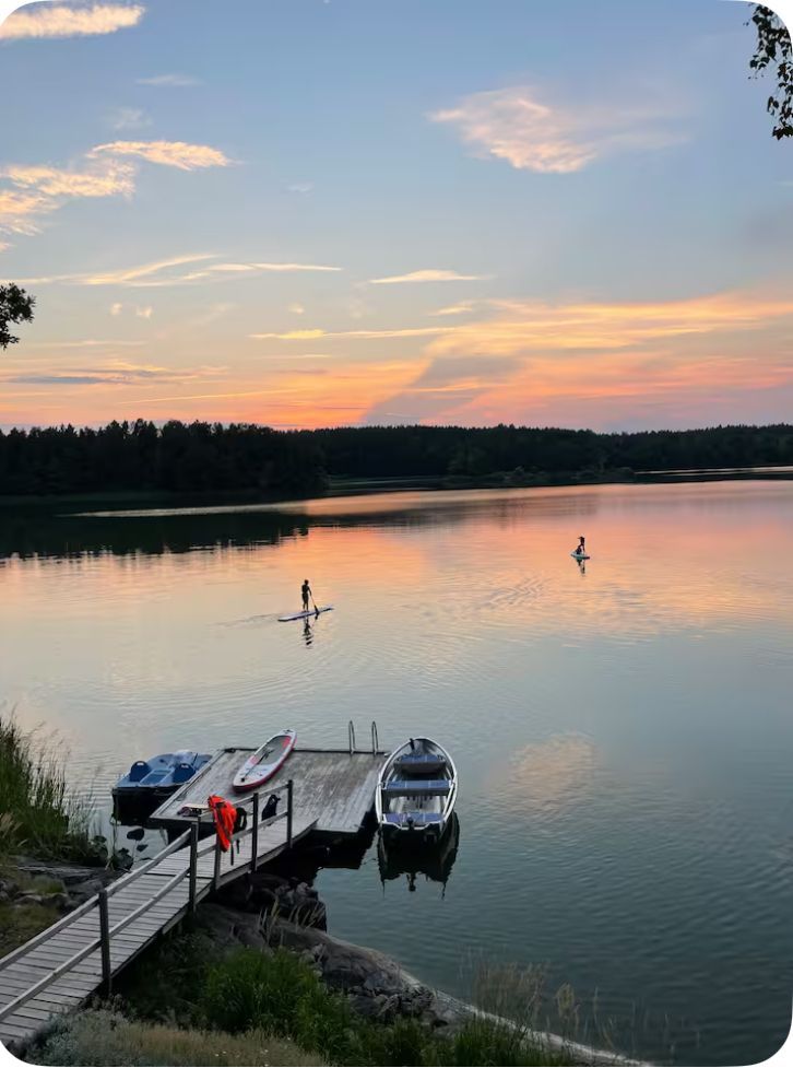 Mysig stuga vid en sjö med egen brygga – bild 8 av 18