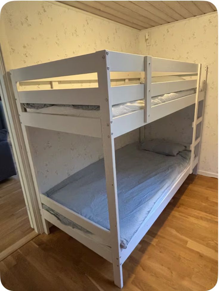 Mysig stuga vid en sjö med egen brygga – bild 9 av 18