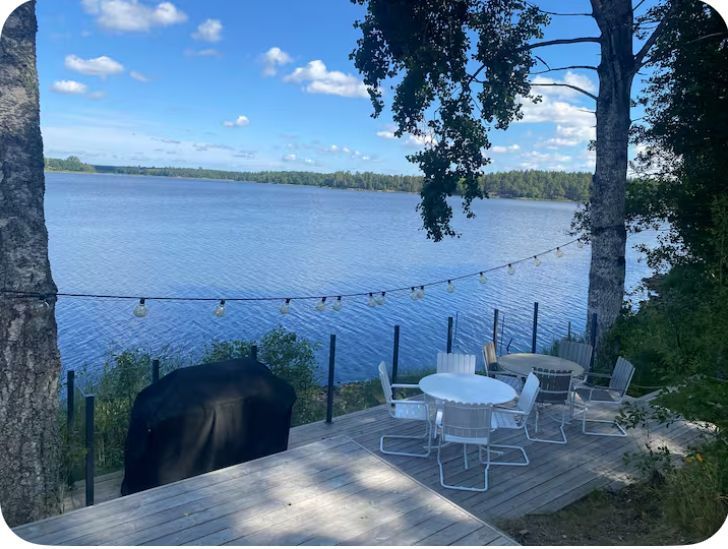 Mysig stuga vid en sjö med egen brygga – bild 13 av 18