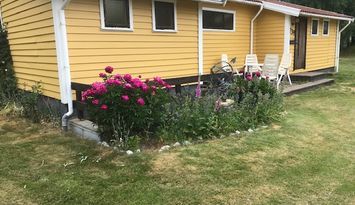 Charmig stuga med barnvänlig tomt