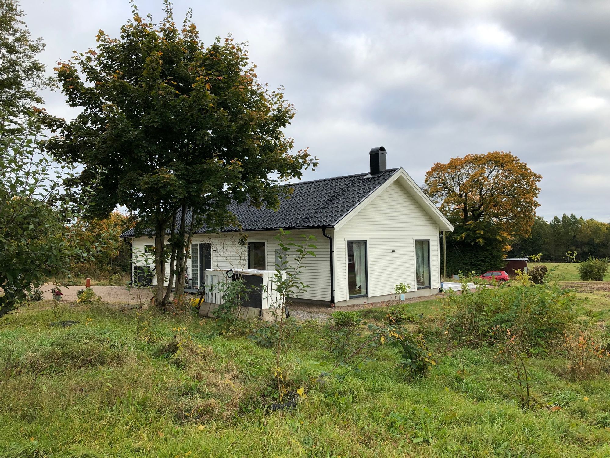 Vackert boende vid skogsranden – bild 21 av 24