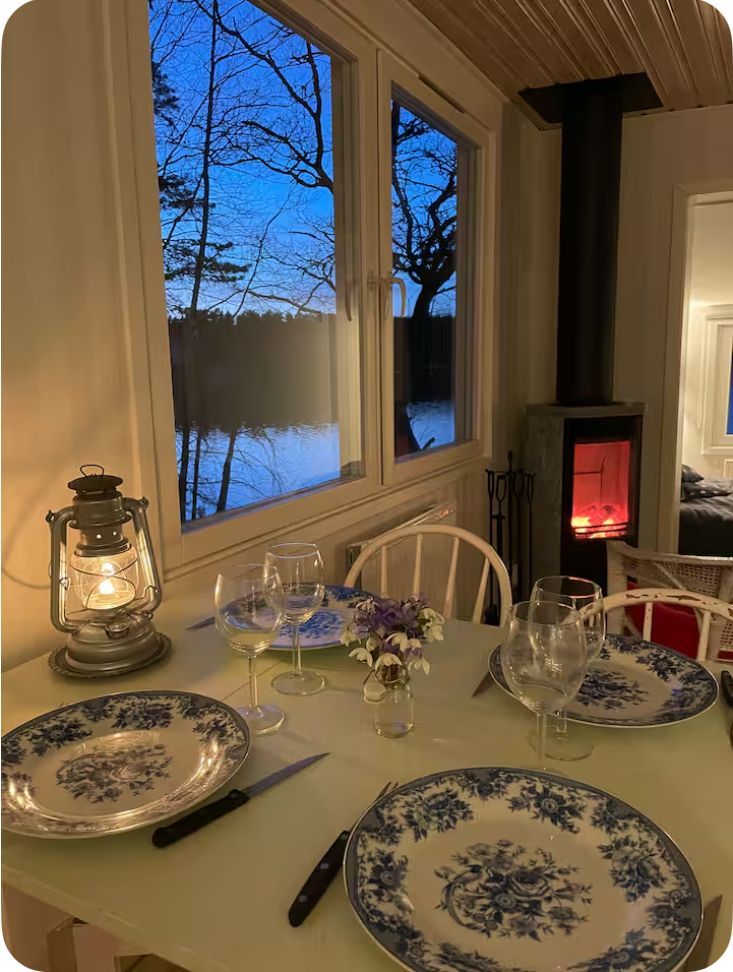 Mysig stuga vid en sjö med egen brygga – bild 16 av 18
