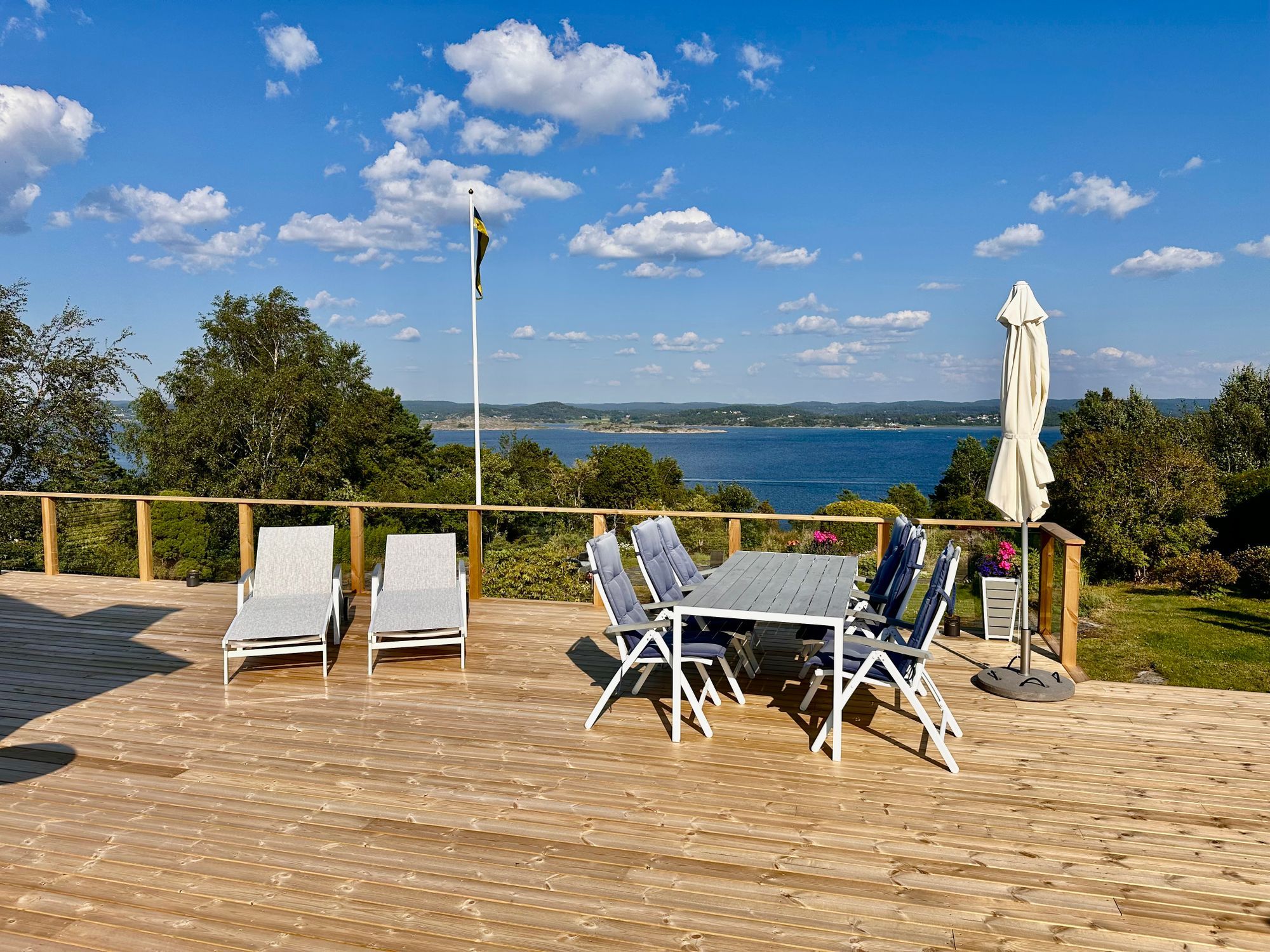 Havsnära stuga med härlig trädgård