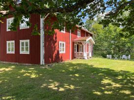 Rymlig stuga i skogen med fiskemöjligheter