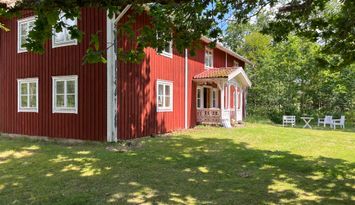 Rymligt boende i skogen med fiskemöjligheter