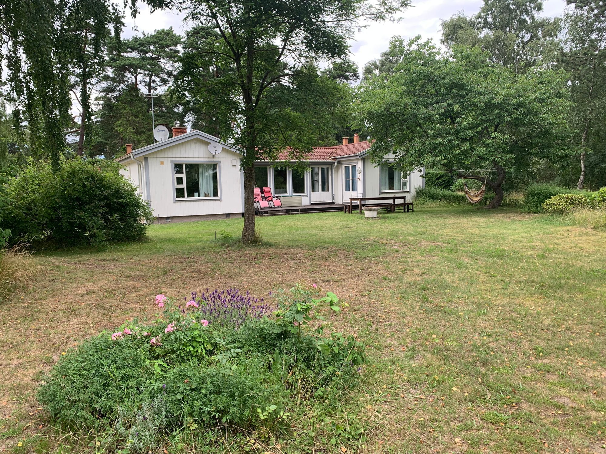 Stuga med stor strandnära tomt utanför Ystad