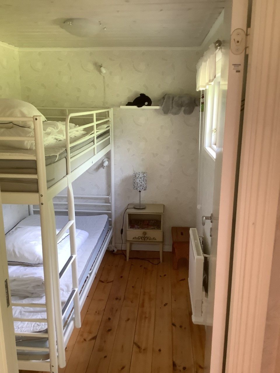 Stuga på östra gräsö med sjöutsikt – bild 4 av 8