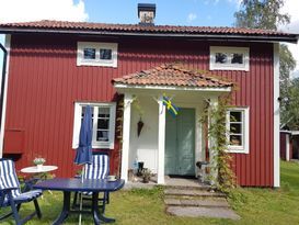 Charmig gård med utedusch i naturskönt område