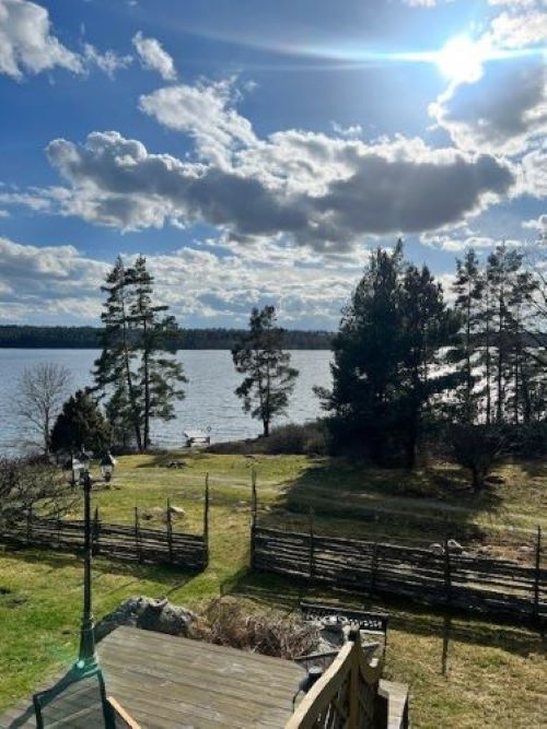 Mysig stuga på landet i charmiga Gamlebyviken – bild 6 av 15