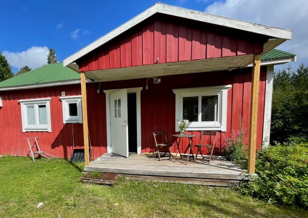 Nyrenoverad stuga nära bad, fiske och skidorter