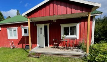 Nyrenoverad stuga nära bad, fiske och skidorter