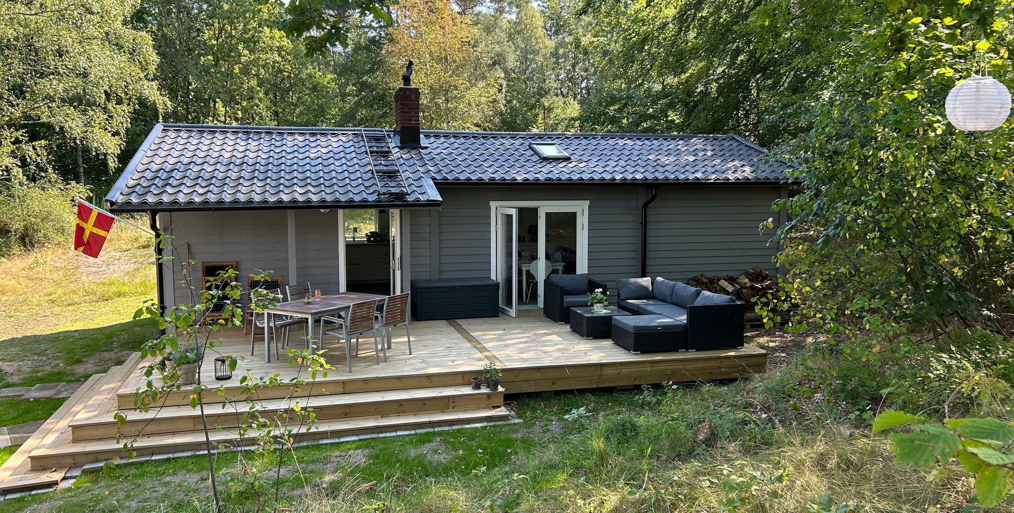 Nyrenoverad stuga mitt skogen, vid Brösarps backar – bild 2 av 24