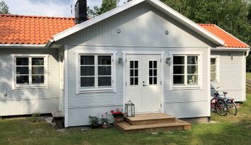 Kustnära stuga mitt i bästa Ljugarn