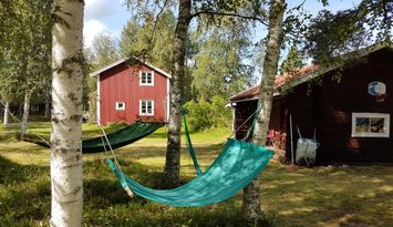 Charmig gård vid vatten med bastu och utedusch