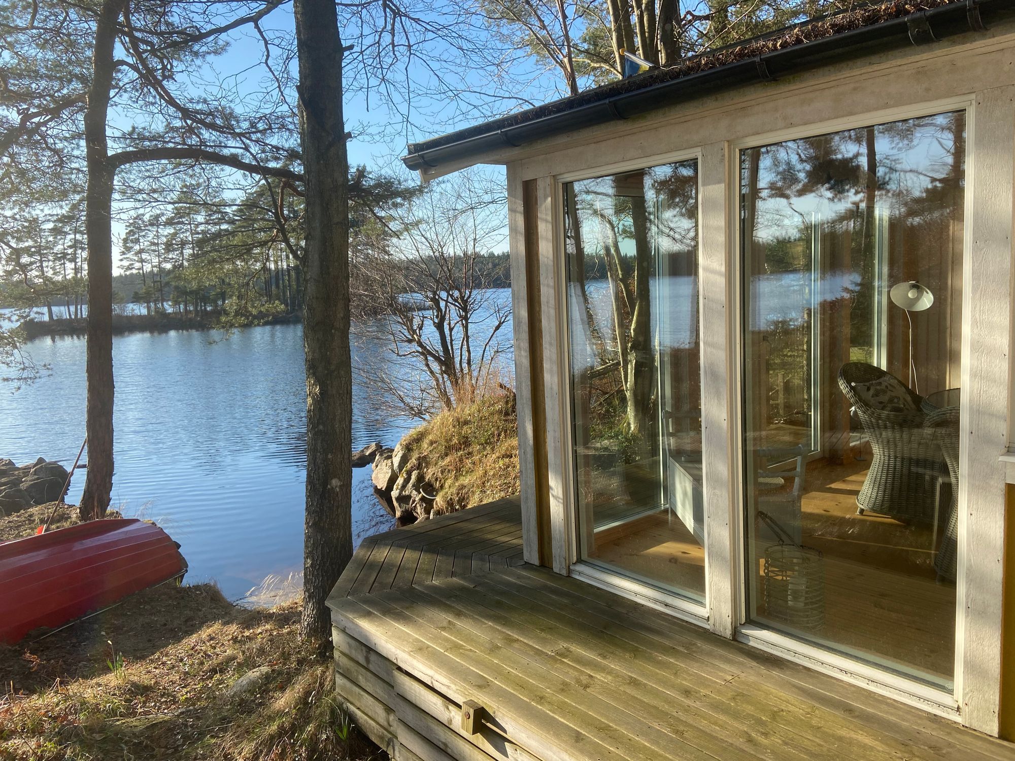 Hus vid sjön med brygga och bastu i Småland – bild 14 av 24