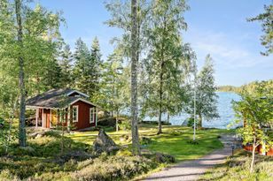 Sjönära stuga med privat sandstrand och brygga